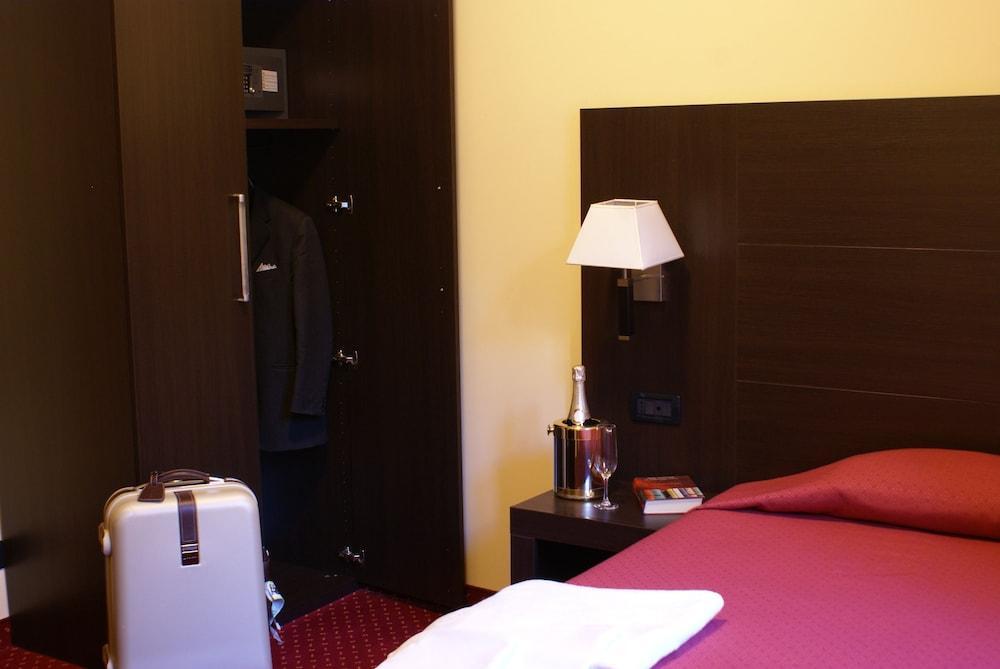 Hotel Versailles Рим Екстериор снимка